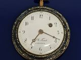 une montre de poche en or avec des diamants sur le cadran