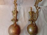 deux vases posés sur un tissu blanc