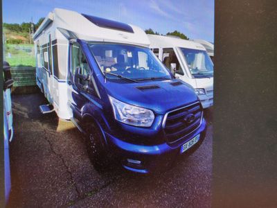 une photo d'une camionnette bleue garée sur un parking