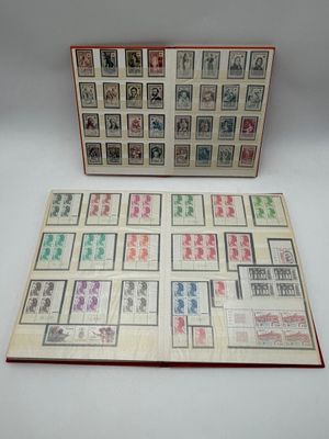 un livre ouvert avec des timbres, posé sur une table