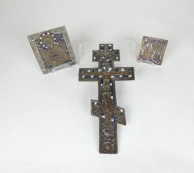 quatre éléments en métal et en verre, avec une croix sur un fond blanc