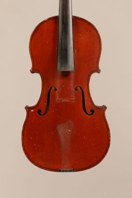 un vieux violon avec un archet accroché à son dos