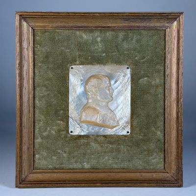 une image représentant un portrait d'un homme portant un chapeau et une barbe, dans un cadre en bois