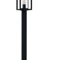 un gros plan d'un lampadaire surmonté d'une lampe