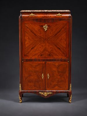un magnifique meuble en noyer avec incrustations de marqueterie