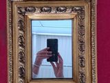 une photo d'une personne en train de se prendre en photo dans un miroir