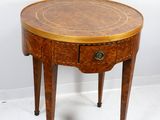 l'image d'une petite table avec un tiroir