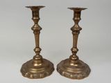 paire de chandeliers anciens en laiton sur fond blanc