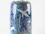 un vase bleu et blanc posé sur une table