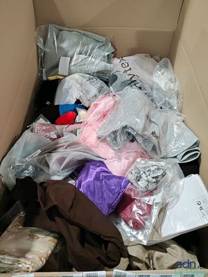 une boîte remplie de vêtements et d'autres objets qui s'y trouvent