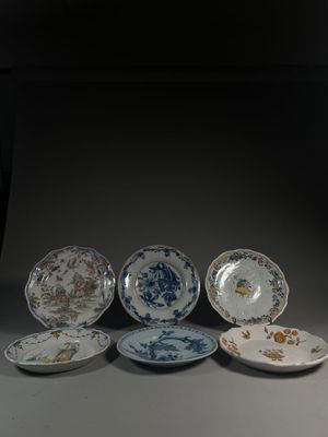cinq assiettes sont disposées en rangée sur une surface grise