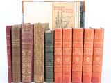 plusieurs vieux livres sont empilés sur une surface blanche
