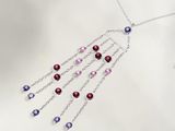 Collier composé de perles de verre violettes et bleues, monté sur une chaîne en argent