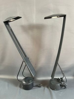deux lampes posées sur une table