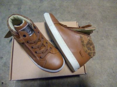 une boîte sur laquelle est posée une paire de chaussures marron