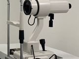 une machine posée sur une table
