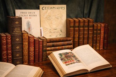 de nombreux livres posés sur une table en bois
