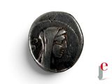 une pièce de monnaie ancienne portant un visage de femme