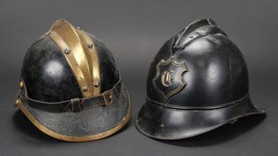 deux casques ornés de touches dorées sont disposés côte à côte sur un fond noir