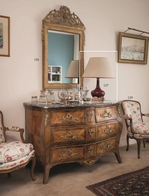 une photo d'un salon avec une commode et des chaises