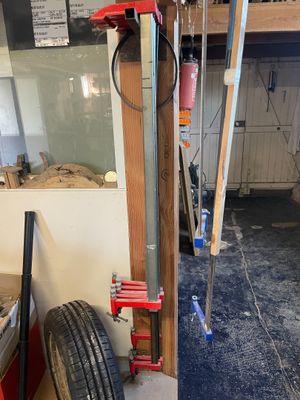 un pneu posé sur un support dans un garage