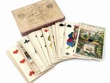 une boîte de cartes à jouer posée à côté d'une autre boîte de cartes à jouer