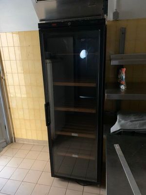 une photo d'un réfrigérateur dans une cuisine comportant de nombreuses étagères