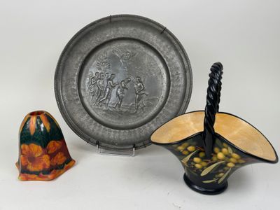 trois pièces de poterie d'art, dont un bol, une assiette et une cuillère