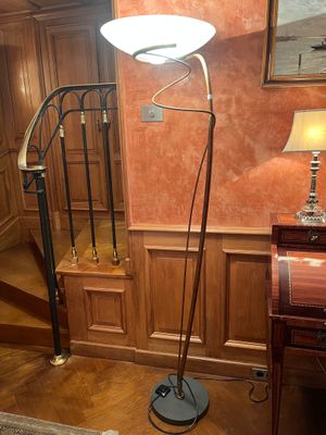 une lampe allumée dans un coin de la pièce