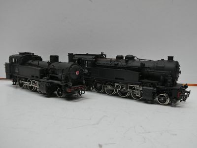 un train noir sur les rails, sur un fond blanc