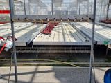 de nombreux engins de chantier qui se trouvent sur le terrain