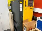 une pièce avec plein de cartons et un réfrigérateur