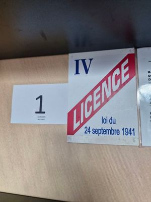 une photo d'une affiche posée sur une étagère dans un magasin