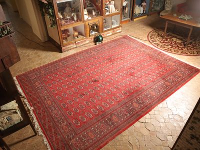 un tapis rouge posé au sol dans un salon