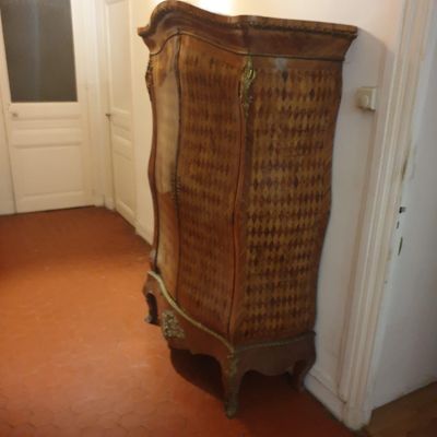une armoire en osier dans un coin de la pièce