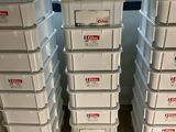 beaucoup de cartons empilés les uns sur les autres dans une pièce