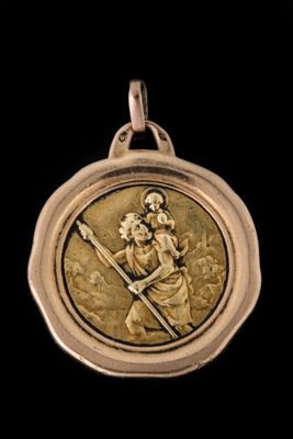 un gros plan d'une médaille d'or sur fond noir