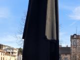 un parapluie noir posé sur un bloc de pierre