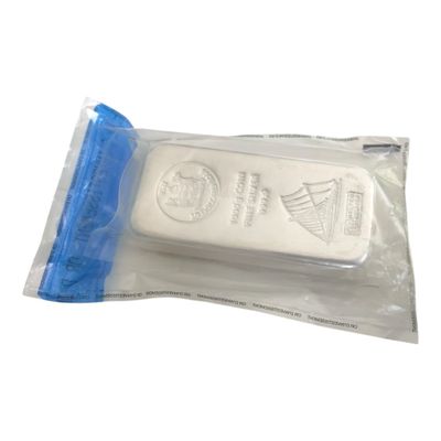 un savon dans un sachet en plastique sur fond blanc