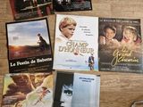 de nombreuses affiches de cinéma posées sur la table à côté d'une chaise