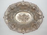 un plat ancien en argent orné d'un motif floral