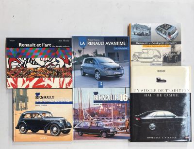 plusieurs livres posés sur une table, avec une voiture devant