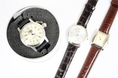 deux montres assises l'une à côté de l'autre sur une table