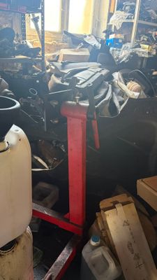 une photo d'une pièce remplie d'un tas de bric-à-brac