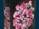 une boîte contenant un bouquet de roses roses