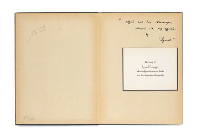 un livre ouvert sur lequel est écrit un poème à la main
