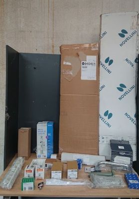 une table sur laquelle sont posés plusieurs cartons