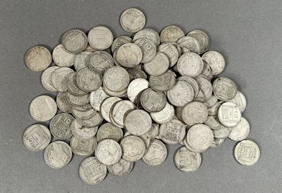 une pile de pièces d'argent sur une table