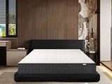 Le matelas de la chambre est en cuir noir.