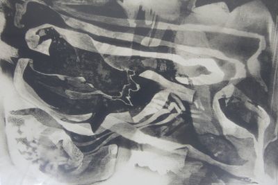 un dessin en noir et blanc d'une femme assise sur une chaise